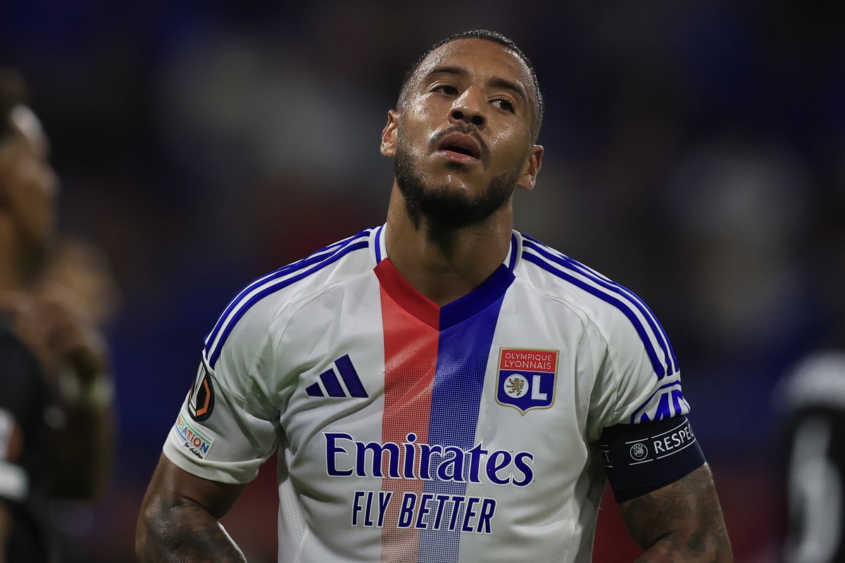epa11681562 Corentin Tolisso of Lyon reacts after the UEFA Europa League soccer match between Olympique Lyon and Besiktas, in Lyon, France, 24 October 2024. EPA/GUILLAUME HORCAJUELO