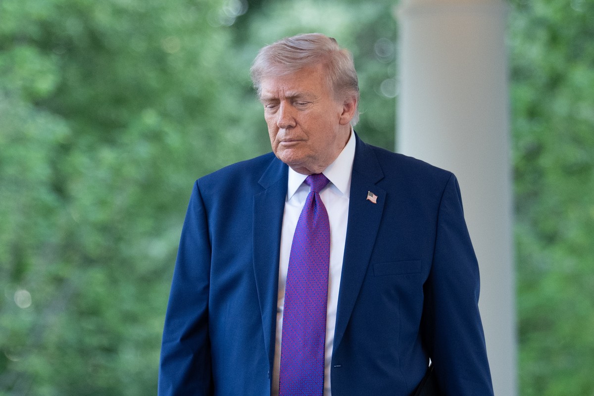 epa12948615 US President Donald Trump arrives to host a special dinner for law enforcement leaders in the Rose Garden of the White House in Washington, DC, USA, 11 May 2026. EPA/AARON SCHWARTZ / POOL