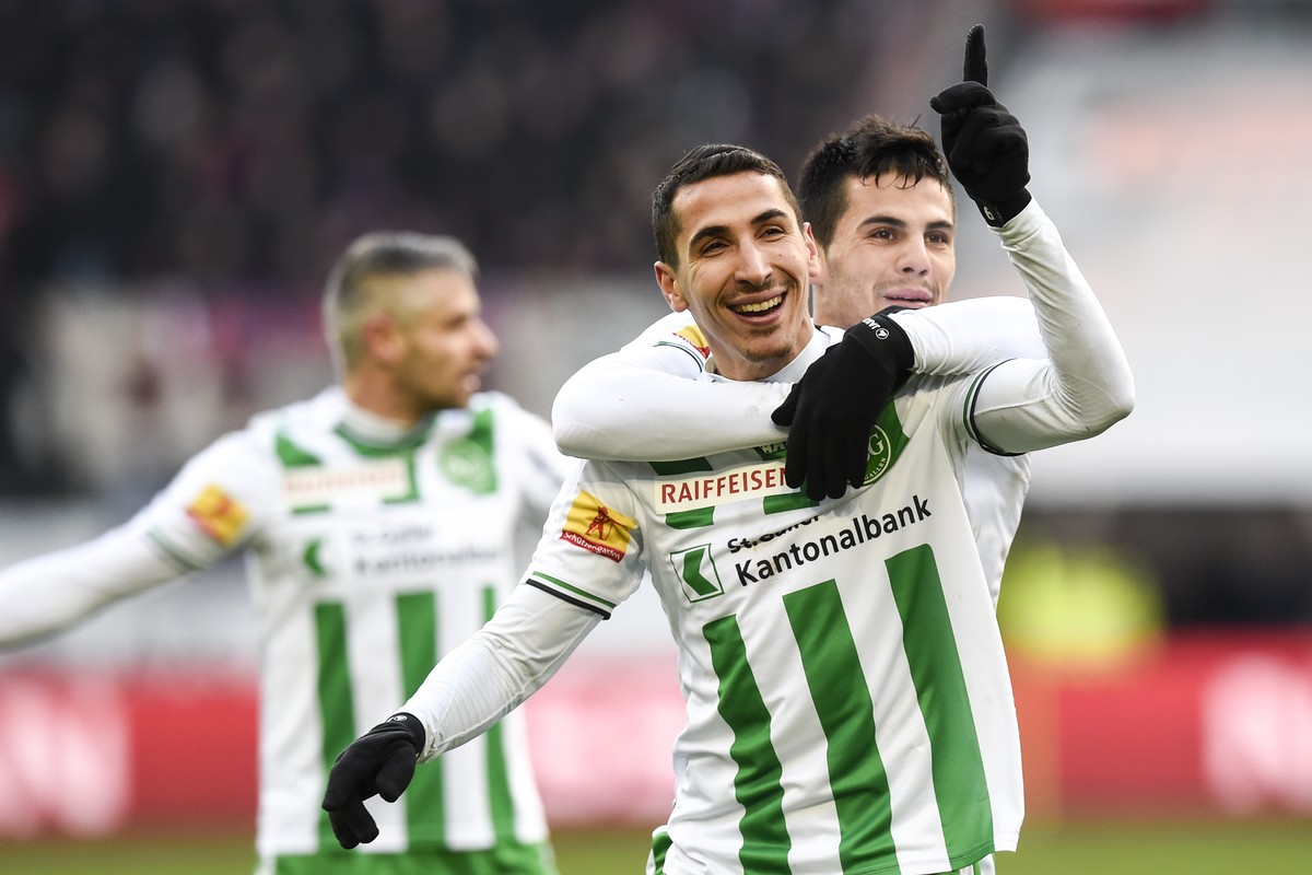 Yannis Tafer, links, und Danijel Aleksic von St. Gallen, jubeln nach Tafer's Tor zum 2-1,im Fussball Super League Spiel zwischen dem FC St. Gallen und dem FC Basel, am Sonntag, 22. November 2015, ...
