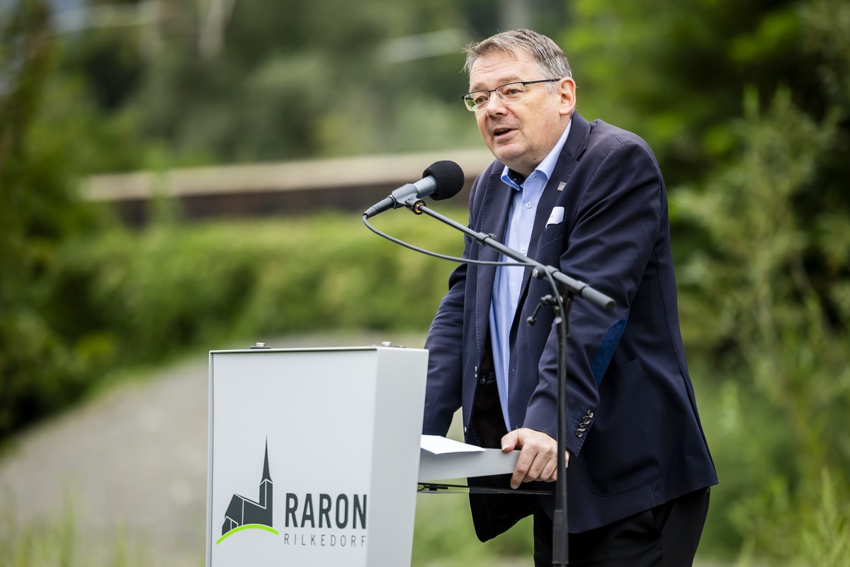 Franz Ruppen, conseiller d'Etat valaisan, delivre son discours dans le GERA Park, implante au-dessus de l'autoroute A9 apres des travaux d'assainissement des sols consecutifs a la pollu ...