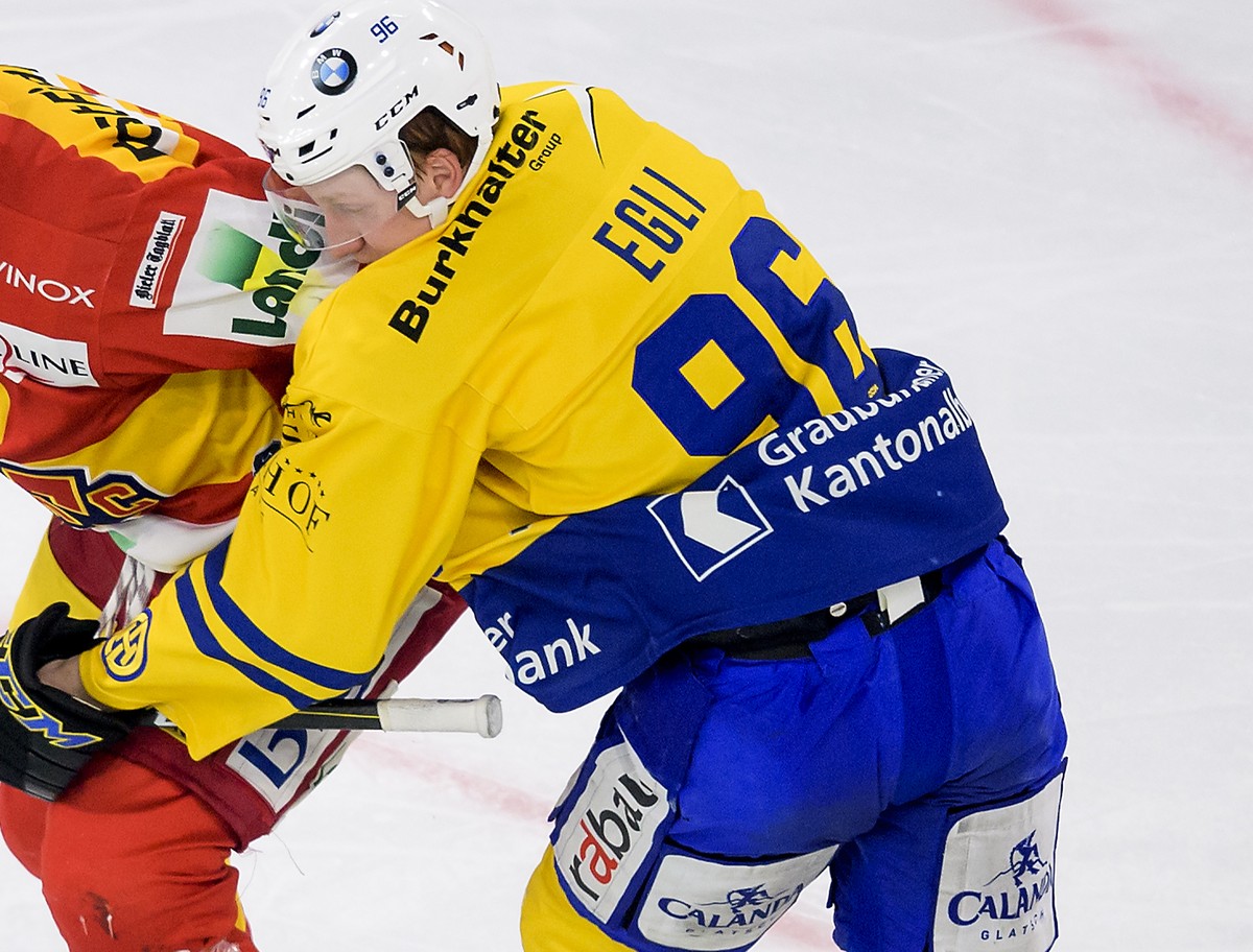 Le defenseur biennois Beat Forster, gauche, lutte pour le puck avec le defenseur davosiens Chris Egli, droite, lors de la rencontre du championnat suisse de hockey sur glace de National League entre l ...