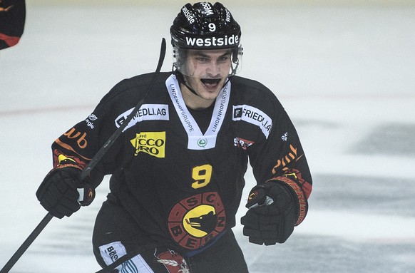 Berns Mika Henauer freut sich ueber seinen Treffer im Eishockey Meisterschaftsspiel der National League zwischen dem SC Bern und dem EHC Biel, am Freitag, 23. Oktober 2020, in der PostFinance Arena in ...