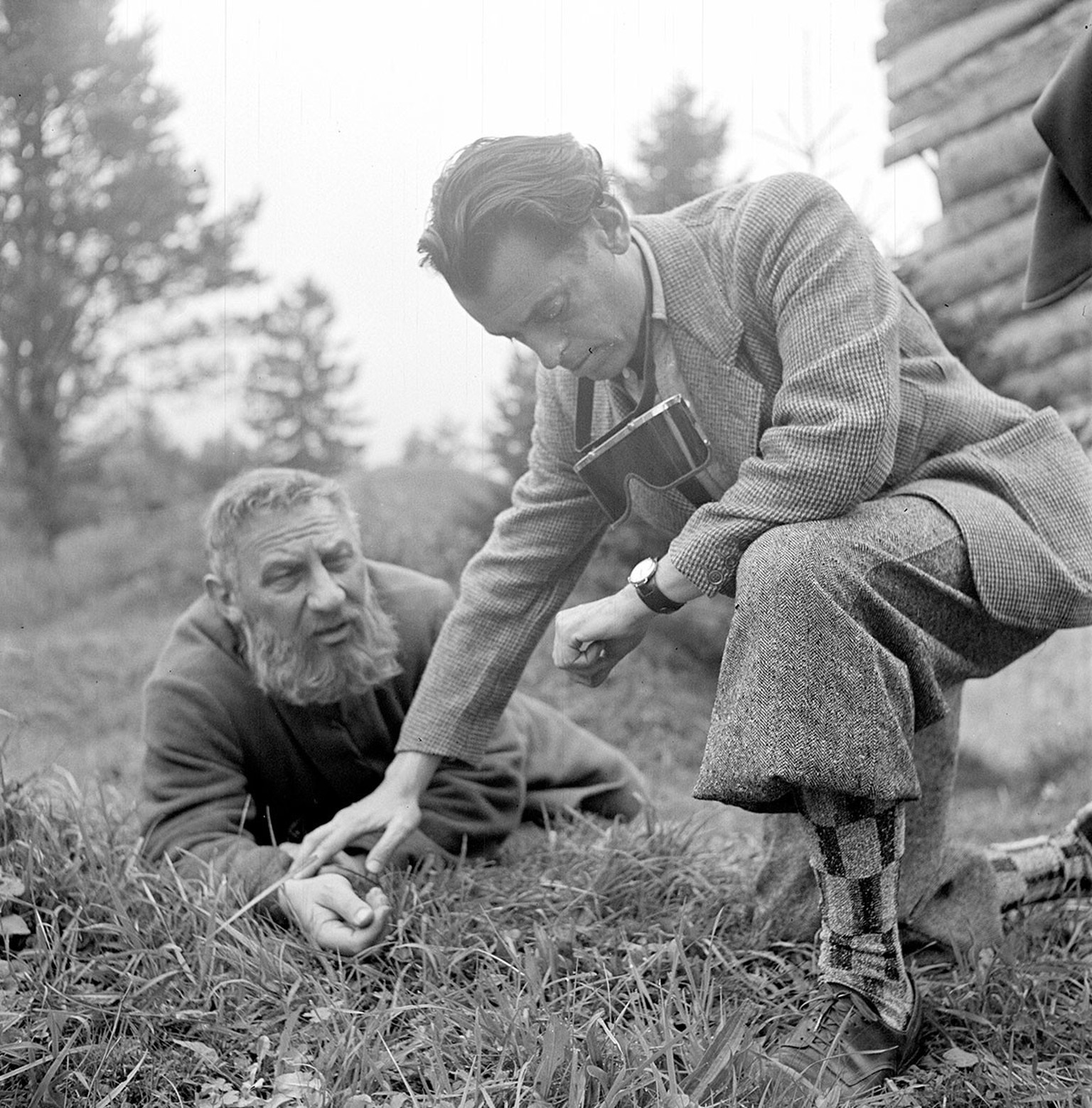Director Leopold Lindtberg (right) and Heinrich Gretler as Werner Stauffacher during the shooting of the film “Landammann Stauffacher” (1941) in the film village on Lake Lauerzsee.  https://permalink.nationalmus...