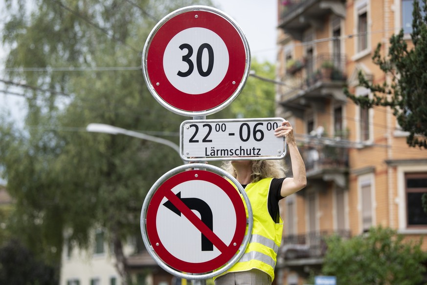 Sicherheitsvorsteherin Karin Rykart montiert die erste Tempo 30 nachts (22 bis 6 Uhr) Laermschutztafel an der Hoeschgasse, aufgenommen am Donnerstag, 13. August 2020 in Zuerich. (KEYSTONE/Ennio Leanza ...