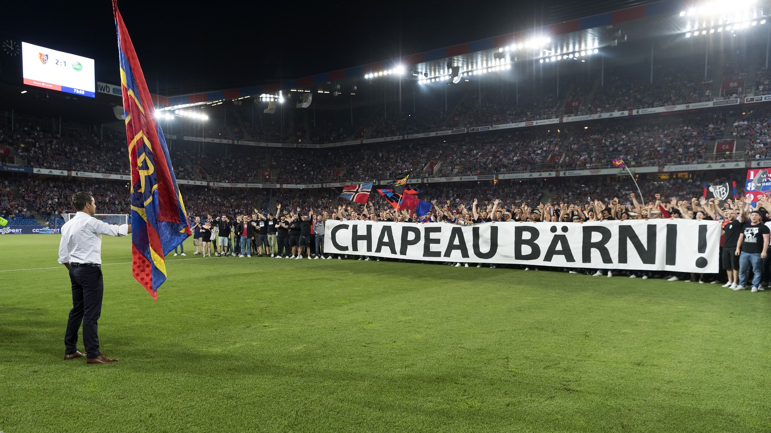 Der Basler Praesident Bernhard Heusler schwingt vor den Fans der Muttenzer Kurve die FCB-Fahne, mitten im Fussball Meisterschaftsspiel der Super League zwischen dem FC Basel 1893 und dem FC St. Gallen ...