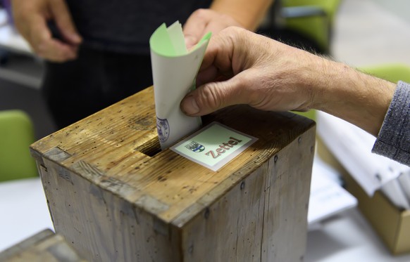 Ein Waehler gibt seine Wahlzettel ab, am Wahltag der Eidgenoessischen Parlamentswahlen, am Sonntag, 20. Oktober 2019 in Schelten. (KEYSTONE/Anthony Anex)