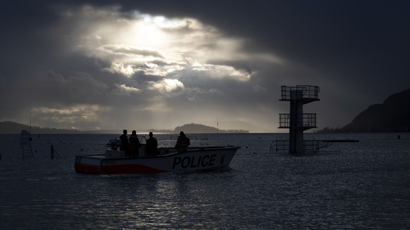 Un bateau de la police cantonale Bernoise navigue a cote du plongeoir de la plage de Bienne qui se retrouve en partie sous l&#039;eau suite aux fortes pluie des derniers jours est photographie ce jeud ...
