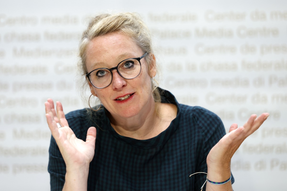 Aline Trede, Nationalraetin GP-BE, Mitte, spricht waehrend einer Medienkonferenz der Gruenen Schweiz zur Anpassung an den Klimawandel, am Montag, 26. August 2024. (KEYSTONE/Peter Klaunzer)