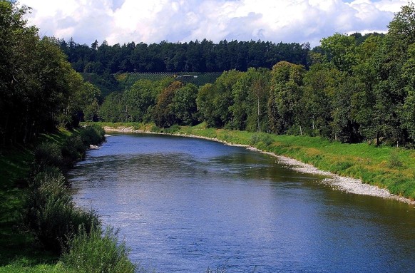 Blick auf die Thur bei Andelfingen (ZH), aufgenommen am Freitag, 20. August 2004. Am 10. August 1987 fand der erste Spatenstich zum etappenweisen Erneuerungsunterhalt an der Thur zur Herstellung der H ...