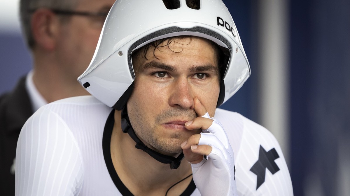 Stefan Bissegger of Switzerland starts the men's cycling individual time trial at the 2024 Paris Summer Olympics in Paris, France, Saturday, July 27, 2024. (KEYSTONE/Anthony Anex)