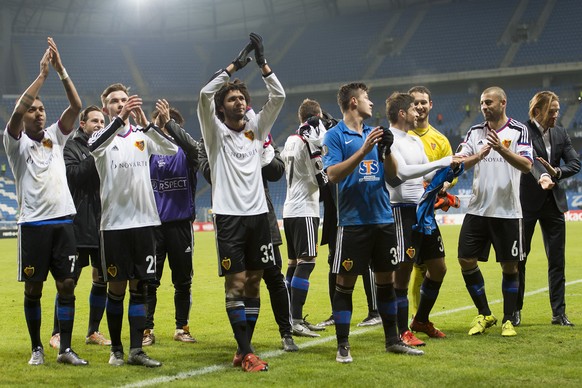 Die Basler bedanken sich nach dem Spiel gegen Lech Posen bei den mitgereisten Fans.&nbsp;