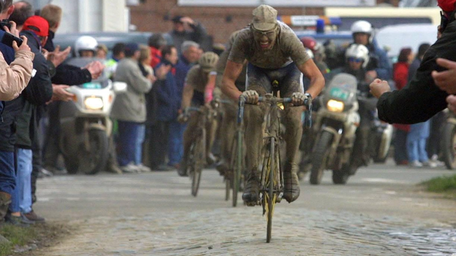 op 15 km van de finish komt alles weer bijeen. parijs - roubaix 3 *** at 15 km from the finish, everything comes together paris roubaix 3 PUBLICATIONxNOTxINxNED