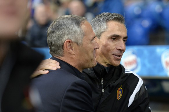 Der Zuercher Trainer Pierluigi Tami, links, und der Basler Trainer Paulo Sousa, rechts, umarmen sich vor dem Fussball Meisterschaftsspiel der Super League zwischen dem FC Basel und dem Grasshopper Clu ...