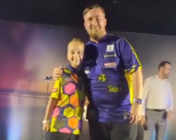 Noah (8) mit Darts-Wunderkind Luke Littler.