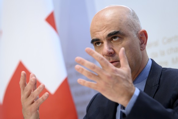 Bundesrat Alain Berset spricht waehrend einer Medienkonferenz ueber die Volksinitiative Kinder und Jugendliche ohne Tabakwerbung, am Donnerstag, 9. Dezember 2021 in Bern. (KEYSTONE/Anthony Anex)