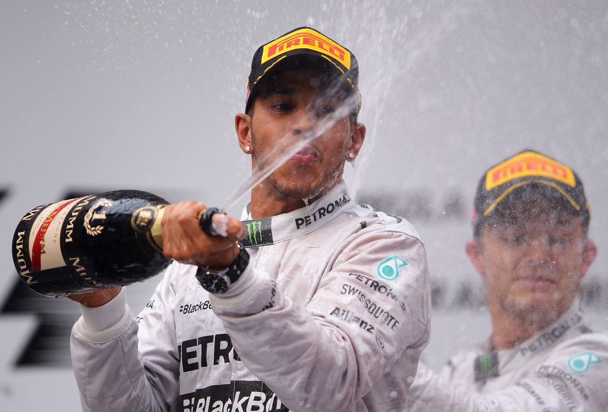 Hamilton darf Champagner verspritzen.