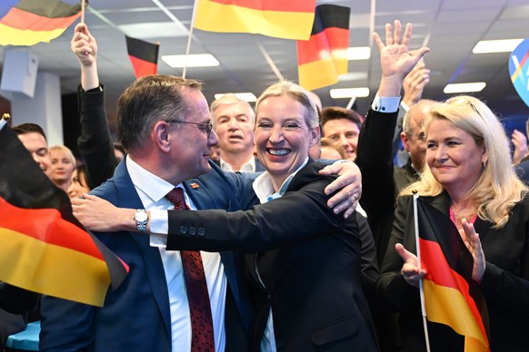 KEYPIX- 23.02.2025, Berlin: Alice Weidel, Bundesvorsitzende und Kanzlerkandidatin der AfD, und Tino Chrupalla, AfD-Bundesvorsitzender, reagieren bei der Wahlparty der AFD in der AfD Bundesgesch