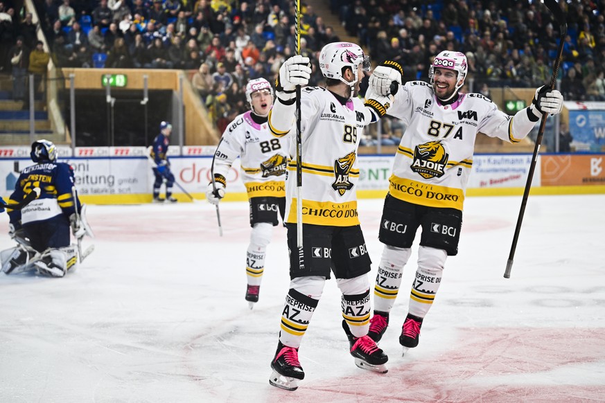 Marco Pedretti (HCA), Oula Palve und Tim Minder bejubeln das 0-2 von Palve gegen Torhueter Luca Hollenstein (HCD), von rechts, beim Eishockey Spiel der National League zwischen dem HC Davos und dem HC ...