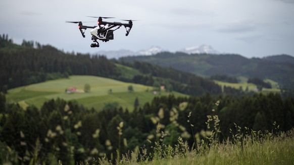 Eine Drohne, aufgenommen im Rahmen eines Pilotprojektes zur Rettung von Rehkitzen mittels Drohnen, am Dienstag, 29. Mai 2018, in Wald. Kitze, die sich im hohen Gras verstecken, sollen mittels Waermebi ...