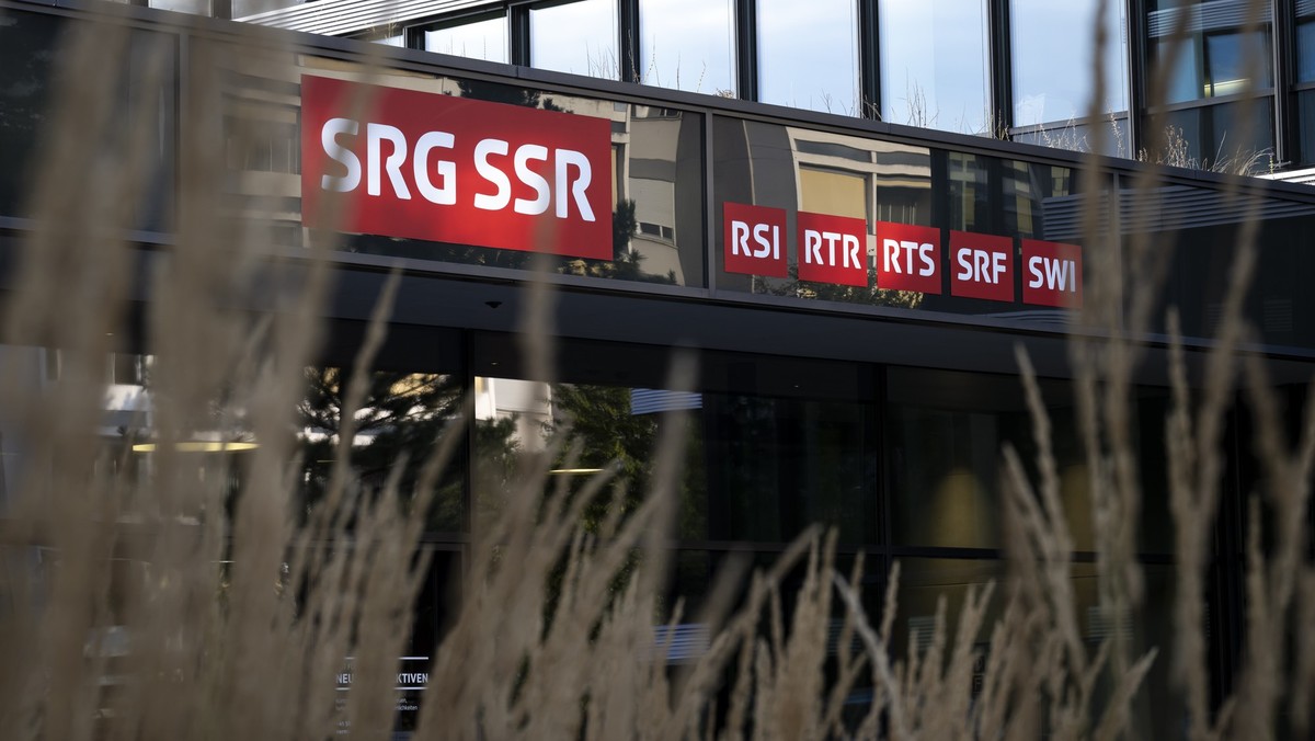 Der Eingang zum Hauptsitz der SRG SSR fotografiert mit den Logos von RSI, RTR, RTS, SRF und SWI, am Freitag, 20. September 2024 in Bern. (KEYSTONE/Anthony Anex)