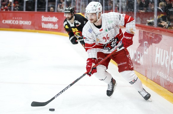 Le defenseur lausannois Andrea Glauser, lors du match du championnat suisse de hockey sur glace de National League entre le Lausanne HC, LHC, et le SC Bern ce samedi, 27 novembre 2021 a la patinoire d ...