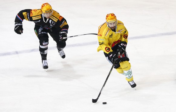 Julien Sprunger, links, von Gotteron, gegen Mark Arcobello vom SCB, rechts, im Meisterschaftsspiel der National League A zwischen dem HC Fribourg-Gotteron und dem SC Bern am Samstag, 25. Februar 2017, ...