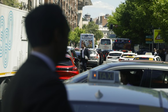 epa12060421 Traffic jam in a street in downtown Madrid as traffic lights are switched off during a blackout hit Spain and Portugal in Madrid, Spain, 28 April 2025. A massive blackout has hit large par ...