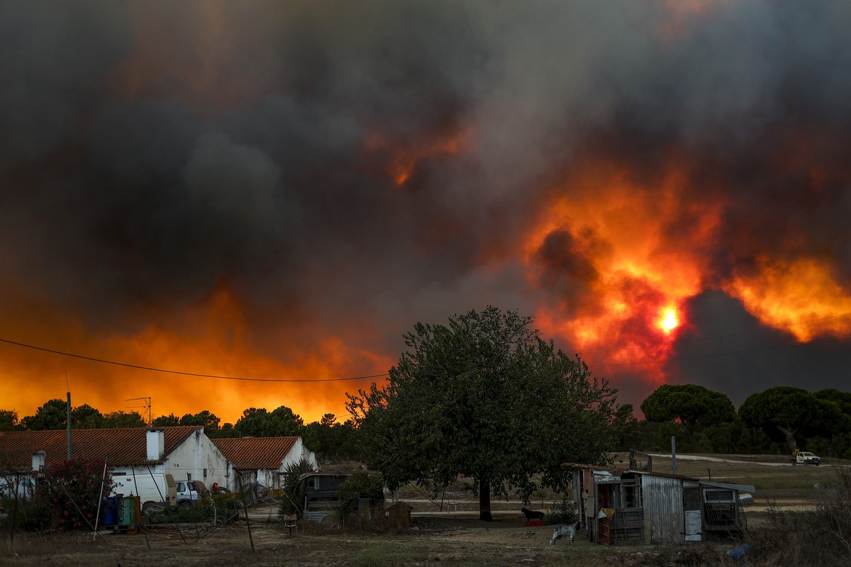 epaselect epa11599125 Smoke from the Seixal forest fire is seen near NATO facilities in Fernao Ferro, in the municipality of Seixal, near Lisbon, Portugal 11 September 2024. According to the website o ...