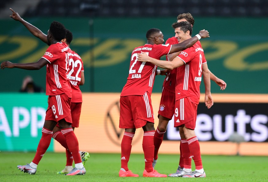 epa08527588 Bayern Munich&#039;s Robert Lewandowski (R) celebrates with teammates after scoring his team&#039;s third goal during the German DFB Cup final between Bayer 04 Leverkusen and FC Bayern Mun ...