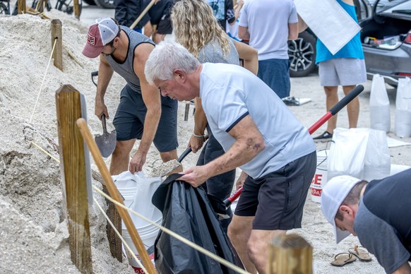 epa11649873 Bonita Beach residents are collecting sand bags as the city prepares for Hurricane Milton in Bonita Beach, Florida, USA, 08 October 2024. According to the National Hurricane Center?s Live  ...