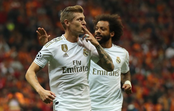 epa07941345 Real Madrid&#039;s Toni Kroos (L) celebrates with teammates his first goal at the UEFA Champions League group A match between Galatasaray and Real Madrid in Istanbul, Turkey 22 October 201 ...