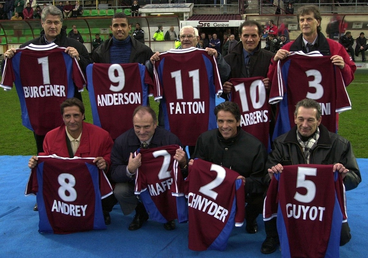 L'equipe du Servette du siecle pose pour la photo en presantant leur maillot a leur nom,avant la rencontre de football LNA entre FC Servette et le FC Saint-Gall,ce dimanche 10 decembre 2000 au st ...
