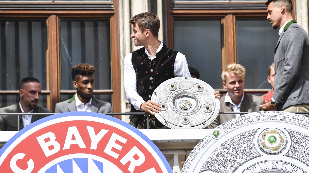 epa06752241 Bayern's Thomas Mueller (C) celebrates on the balcony of the City Hall at the Marienplatz Square where the team was cheered by thousands supporters, in Munich, Germany, 20 May 2018. F ...