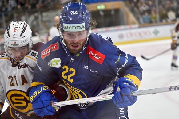 Tim Berni (GSHC) gegen Brendan Lemieux (HCD), von links, im Eishockey Spiel der National League zwischen HC Davos, HCD, und Geneve-Servette HC, GSHC, am Samstag, 27. September 2025, in der zondacrypto ...