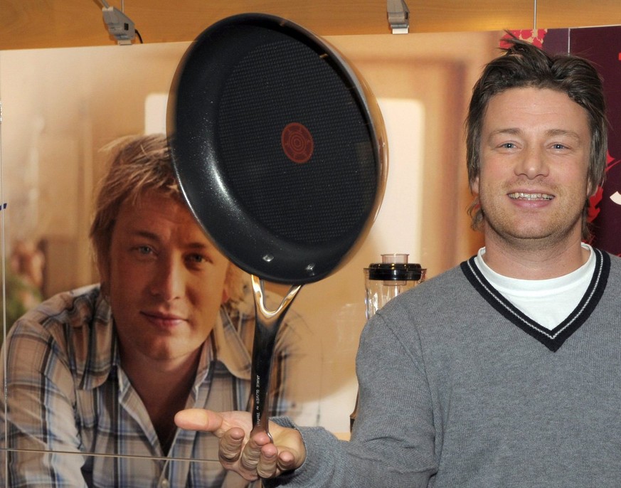 epa01903078 British television chef Jamie Oliver poses during a reading from his new cookbook &#039;Jamie&#039;s America&#039; in Berlin, Germany, 19 October 2009. EPA/Soeren Stache