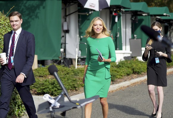 epa08768511 White House Press Secretary Kayleigh McEnany (C) arrives to speak with reporters at the White House, in Washington, DC, USA, on 23 October 2020. McEnany answered questions regarding President Trump's debate performance the previous night in Nashville, TN.  EPA/LEIGH VOGEL / POOL