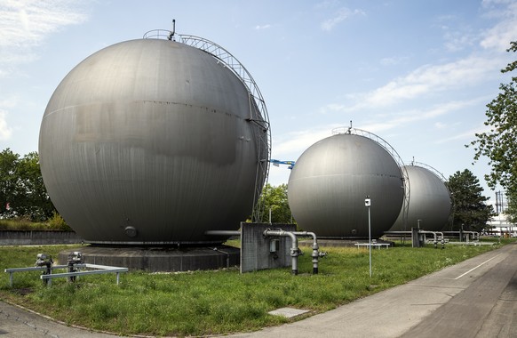 ARCHIVBILD ZUM ZIEL DES BUNDESRATES, IM WINTERHALBJAHR 2022/23 15 PROZENT WENIGER GAS ZU VERBRAUCHEN, AM MITTWOCH, 24. AUGUST 2022 - Die Erdgastanks der Erdgas Ostschweiz AG mit Sitz in Zuerich, aufge ...