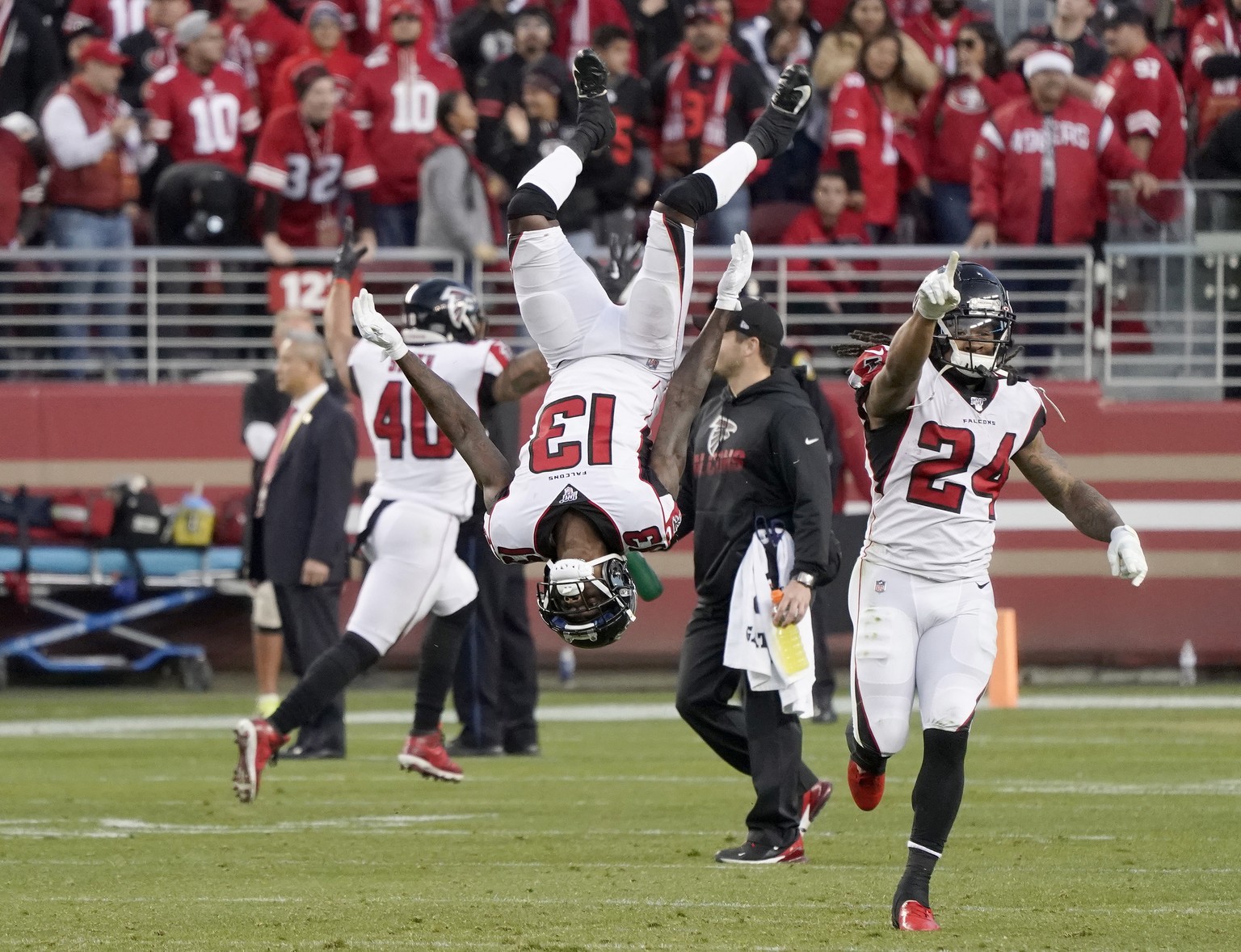 epa08074627 Atlanta Falcons wide receiver Christian Blake (C) does a summersalt as Atlanta Falcons running back Keith Smith (L) and Atlanta Falcons running back Devonta Freeman (R) celebrate when the  ...