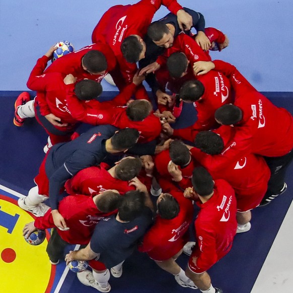 epa11097251 Team Croatia during the EHF Men&#039;s EURO 2024 Main round group 1 handball match between Croatia and Iceland in Cologne, Germany, 22 January 2024. EPA/CHRISTOPHER NEUNDORF