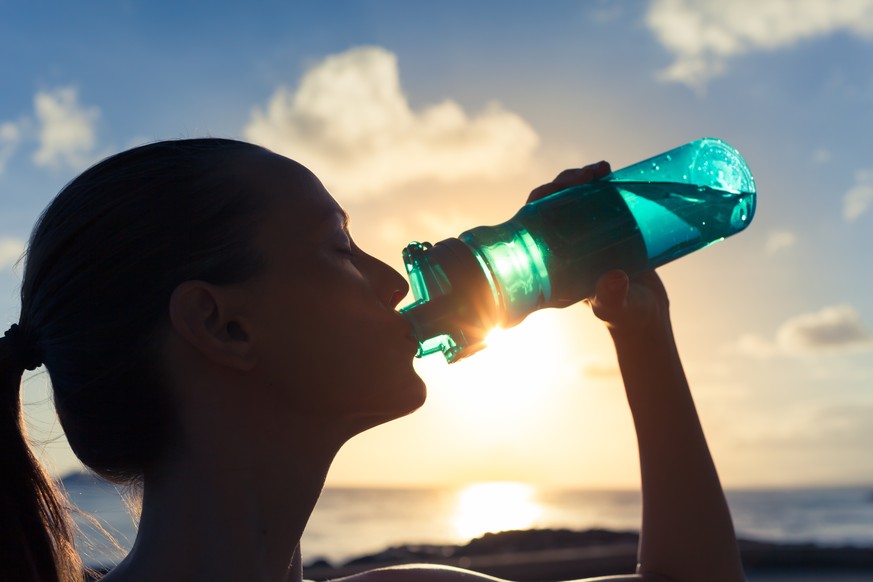 Wasserflasche trinken Durst Symbolbold