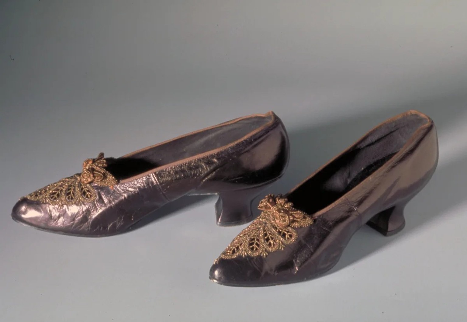 Um 1920 in der Schweiz für den Binnenmarkt gefertigt: Pumps aus «Goldkäferleder» von Bally. Die Schuhe sind mit filigranen Metallperlenstickereien in Blattform dekoriert.
https://permalink.nationalmus ...