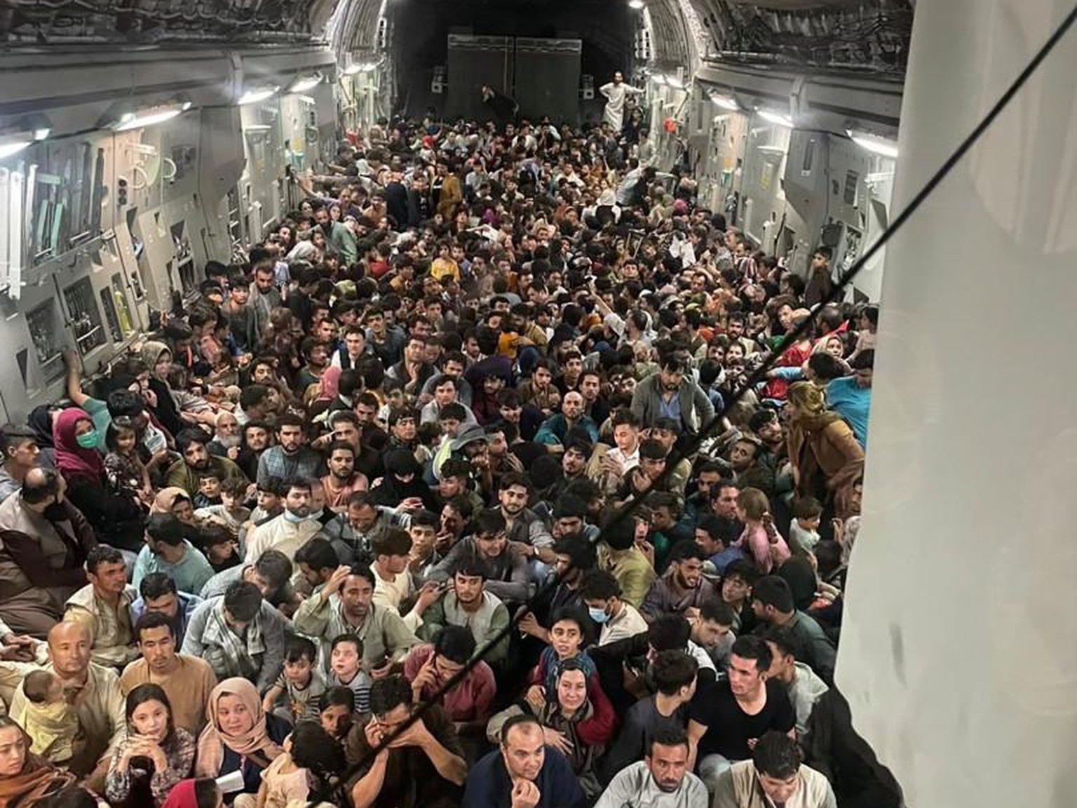 640 afghanische Flüchtlinge quetschten sich in eine C-17 Transportmaschine der US-Luftwaffe.