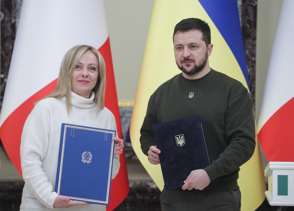 epa10482248 Ukraine's President Volodymyr Zelensky (R) and Italian Prime Minister Giorgia Meloni (L) attend a joint press conference following their meeting in Kyiv, Ukraine, 21 February 2023. Gi ...