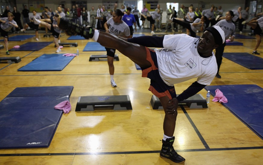 epa02535084 The inventor of Tae Bo exercise program, Billy Wayne Blanks (C), leads a session joined by US soldiers serving with the NATO peacekeeping mission in Kosovo, at the military camp Bondsteel  ...