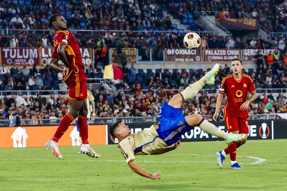 Servette&#039;s forward Jeremy Guillemenot, center, fights for the ball with Roma&#039;s defender Evan N&#039;Dicka, left, and Roma&#039;s defender Chris Smalling, right, during the UEFA Europa League ...