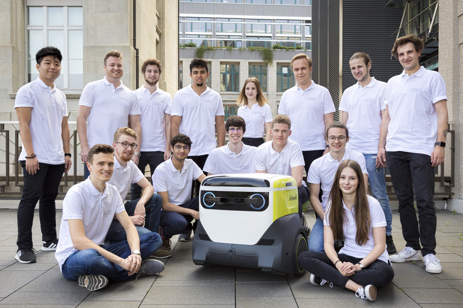 Studenten der ETH und ZHdK mit Adero, dem «coolsten Lieferroboter der Schweiz».
