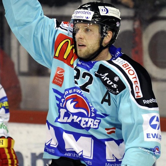 Der Rapperswiler Thomas Poeck, rechts, feiert einen Treffer neben den geschlagenen Langnauern Nicholas Naumenko, links, und Aurelio Lemm, Mitte, beim Eishockey Meisterschaftsspiel der National League  ...