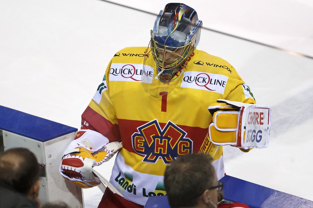 Biel's goalkeeper Jonas Hiller leaves the rink after taking his fourth goal, during a National League regular season game of the Swiss Championship between Geneve-Servette HC and EHC Biel-Bienne, ...