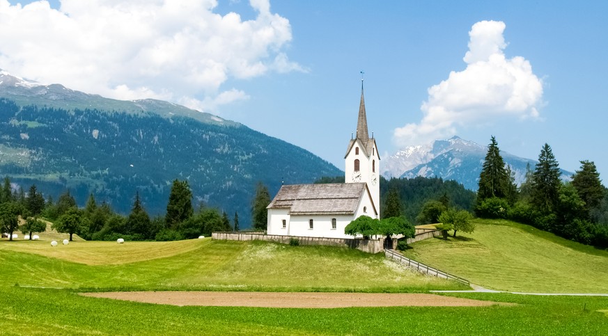 Das Safiental (hier mit der Kirche von Versam) gehört zu den noch sehr ursprünglichen Tälern in Graubünden.
