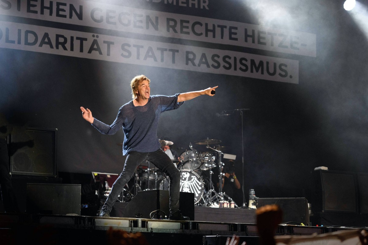 133/ Die Toten Hosen: Campino Gesang beim Konzert waehrend der Wir-sind-mehr-Kundgebung gegen rechte Hetze und fuer Solidaritaet statt Rassismus in Chemnitz, 03.09.18, singer, Saenger, Chemnitz An der ...